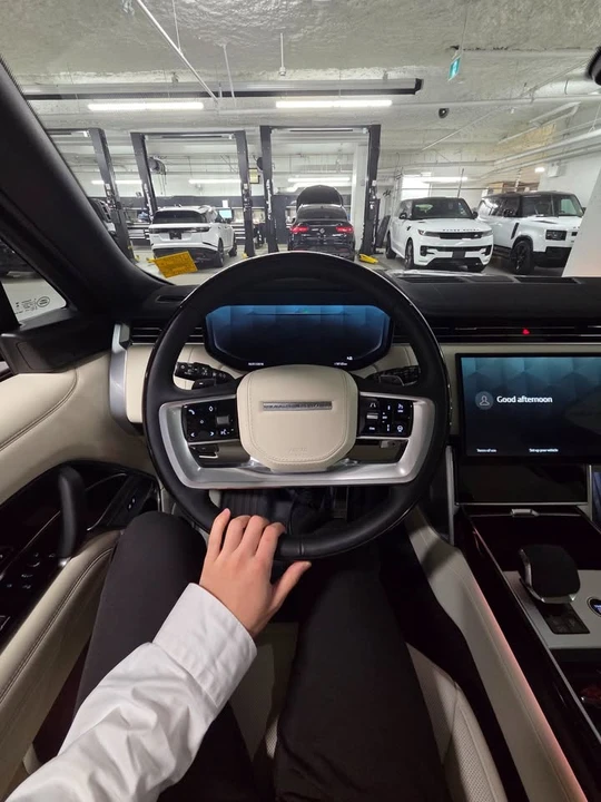 2025 Land Rover Range Rover L460 - Image 16 of 20
