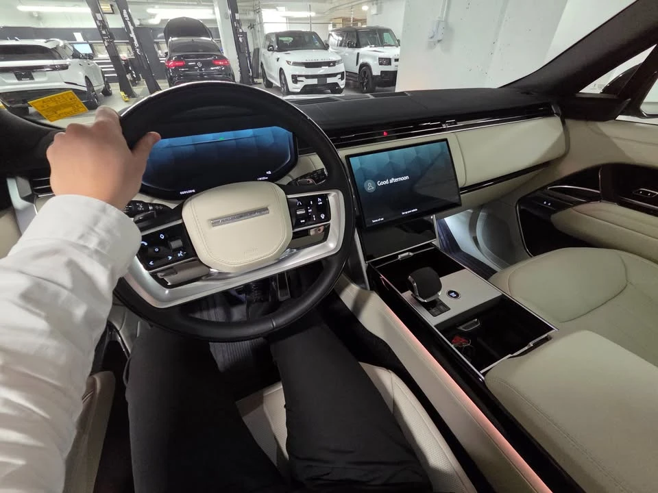 2025 Land Rover Range Rover L460 - Image 17 of 20