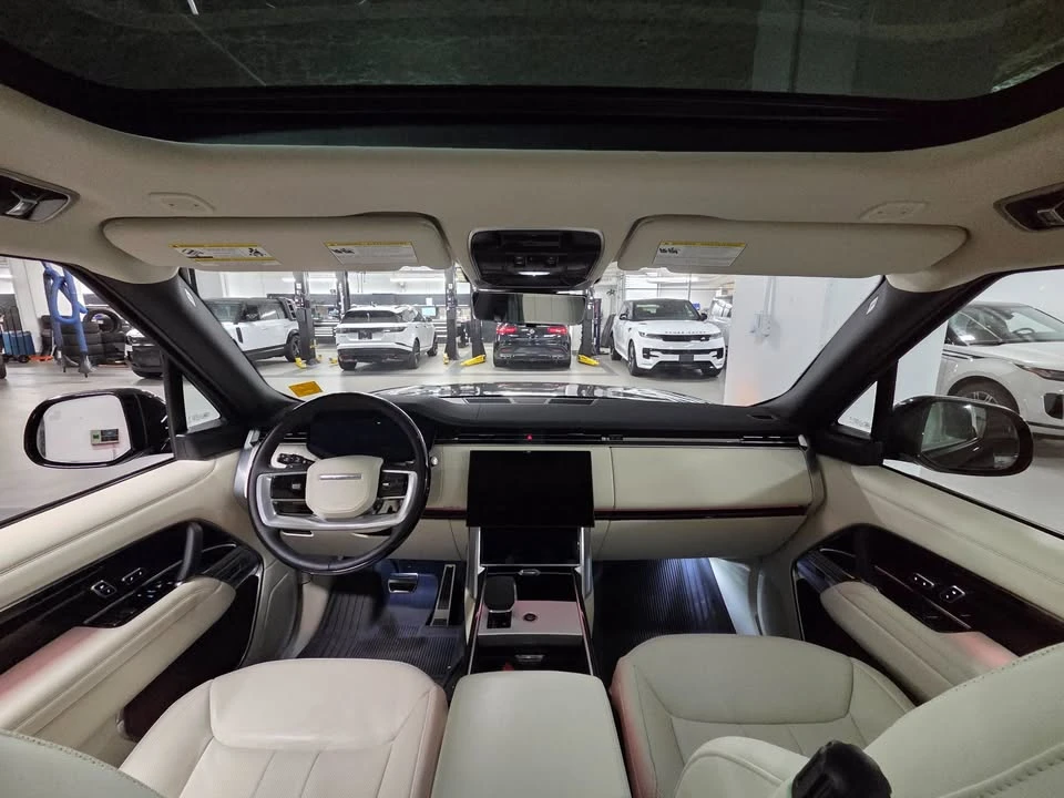 2025 Land Rover Range Rover L460 - Image 12 of 20