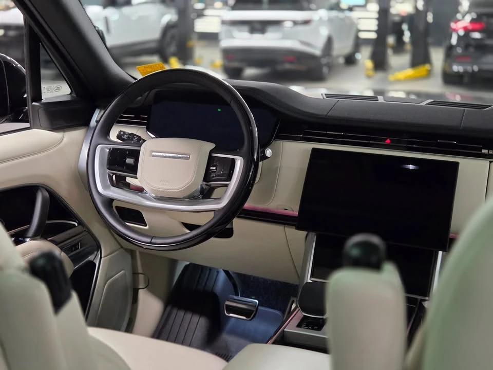2025 Land Rover Range Rover L460 - Image 13 of 20