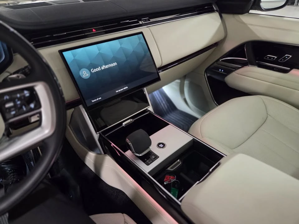2025 Land Rover Range Rover L460 - Image 18 of 20