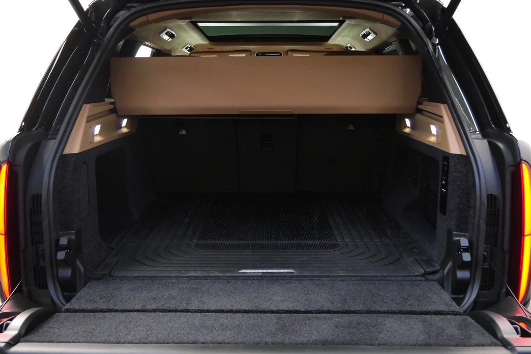 2025 Land Rover Range Rover L460 - Image 18 of 21
