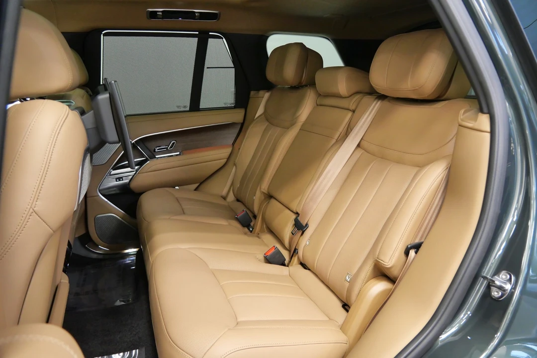 2025 Land Rover Range Rover L460 - Image 16 of 21