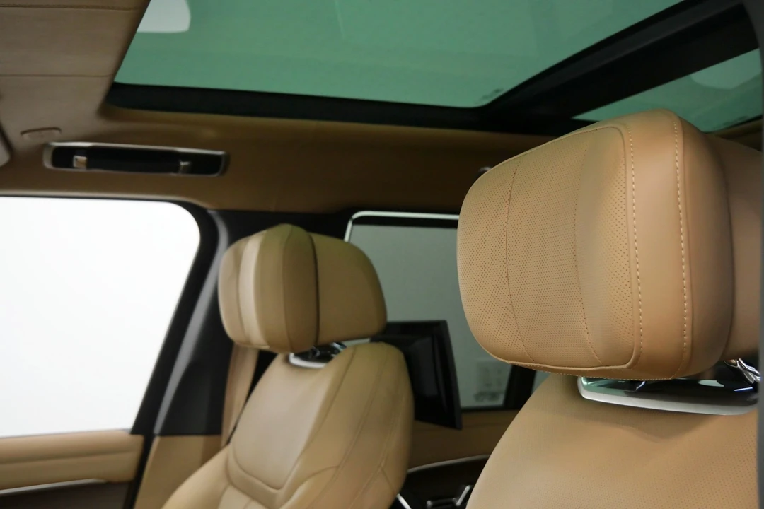 2025 Land Rover Range Rover L460 - Image 17 of 21