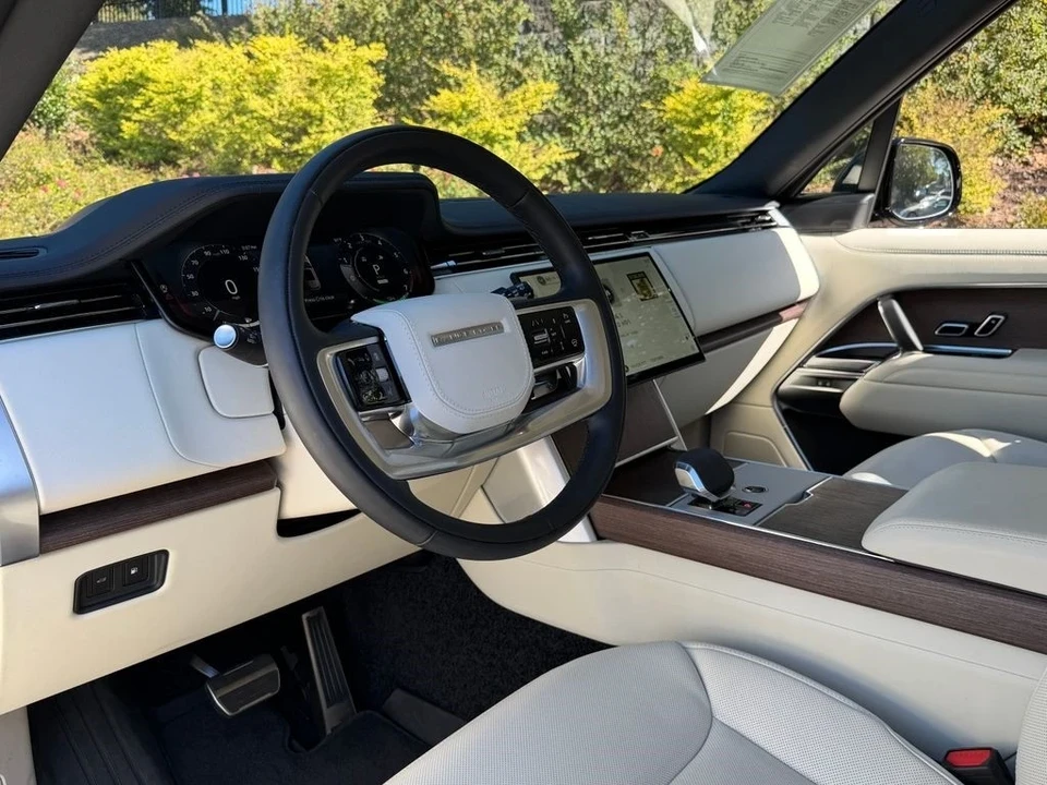 2025 Land Rover Range Rover L460 - Image 16 of 21