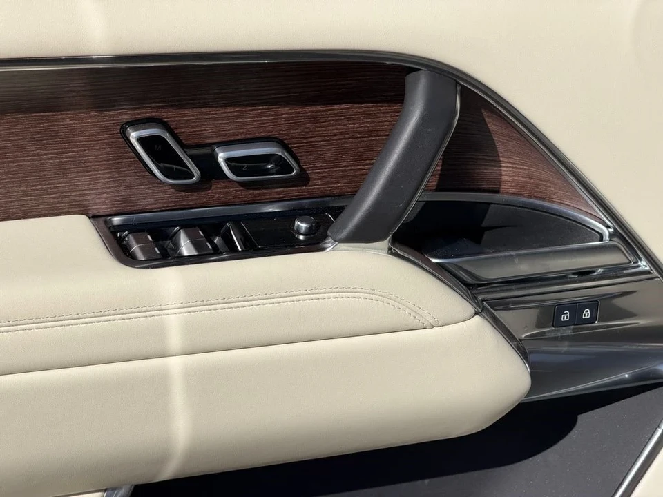 2025 Land Rover Range Rover L460 - Image 15 of 21