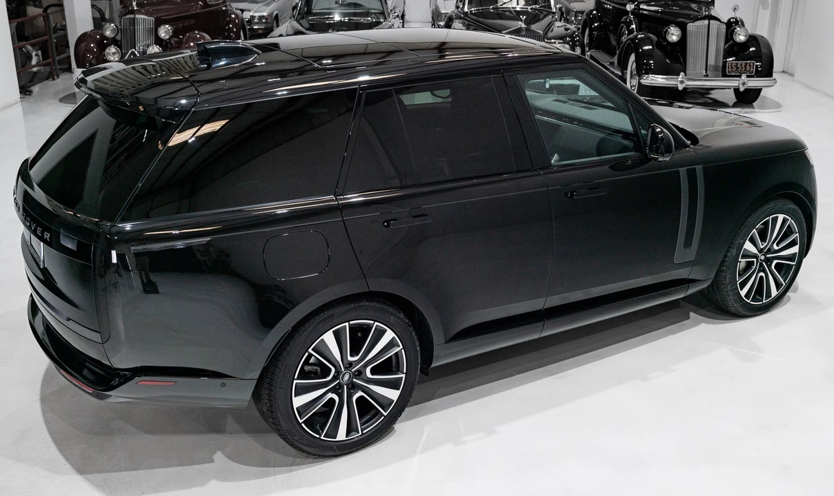2025 Land Rover Range Rover L460 - Image 10 of 12