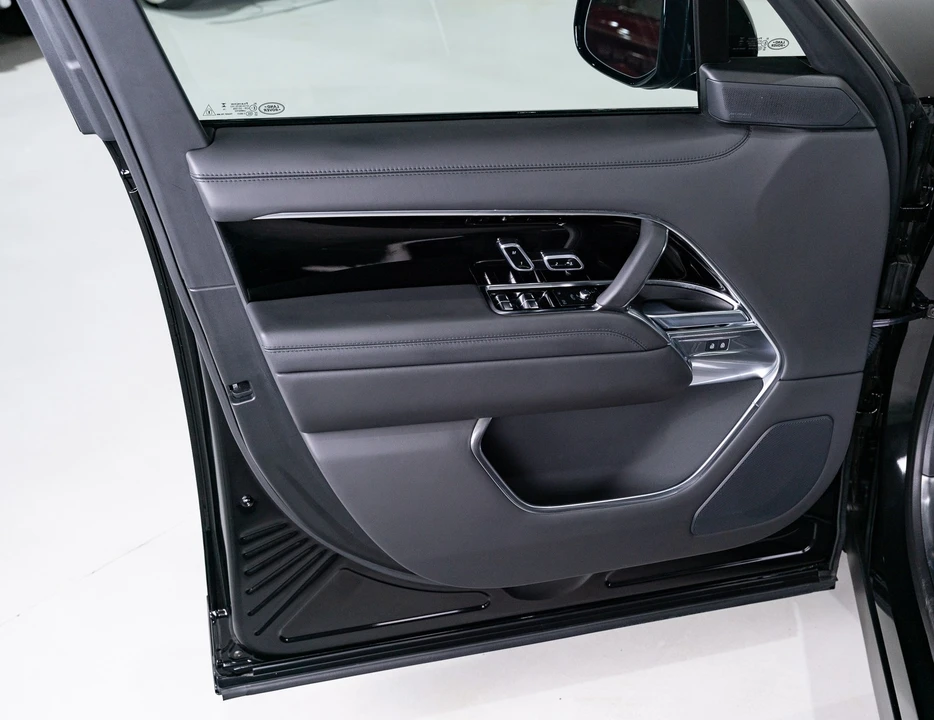 2025 Land Rover Range Rover L460 - Image 15 of 21