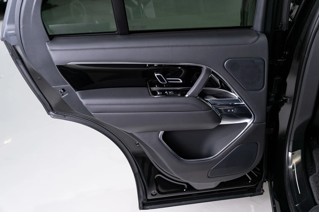 2025 Land Rover Range Rover L460 - Image 19 of 21