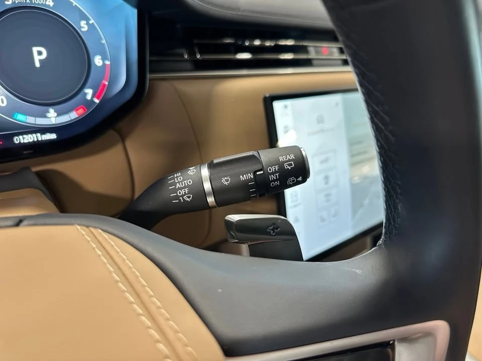 2025 Land Rover Range Rover L460 - Image 18 of 20