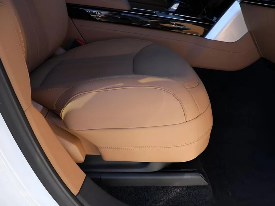 2025 Land Rover Range Rover L460 - Image 10 of 20