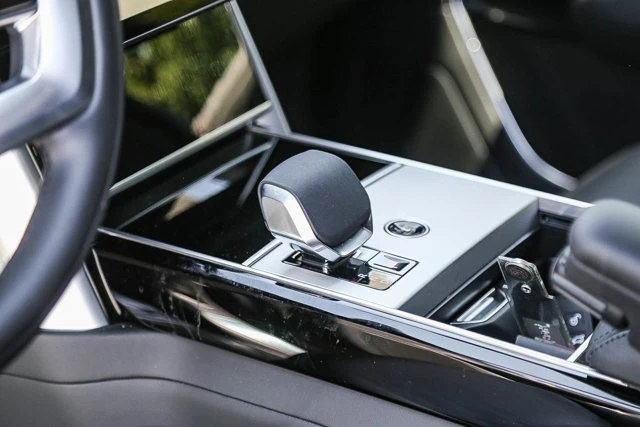 2025 Land Rover Range Rover L460 - Image 18 of 31
