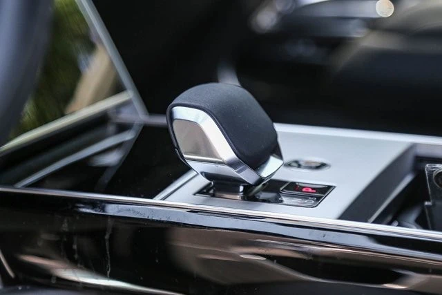 2025 Land Rover Range Rover L460 - Image 21 of 31