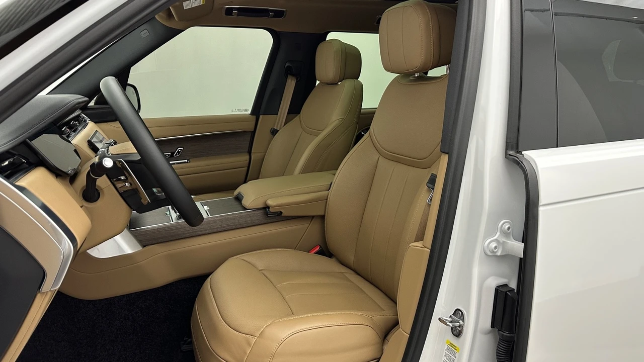 2025 Land Rover Range Rover L460 - Image 19 of 31