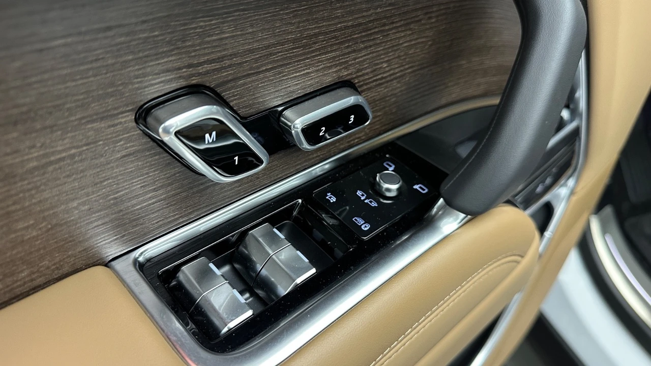 2025 Land Rover Range Rover L460 - Image 16 of 31