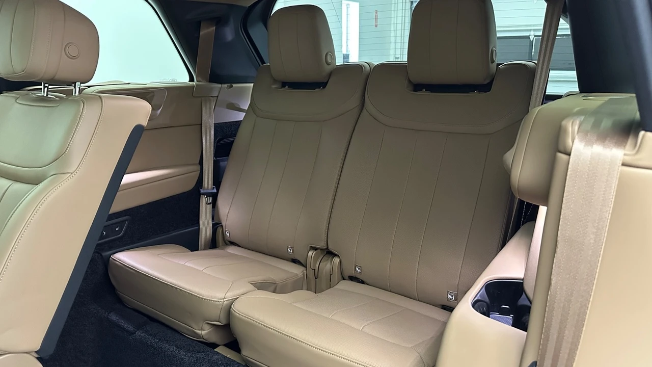 2025 Land Rover Range Rover L460 - Image 25 of 31