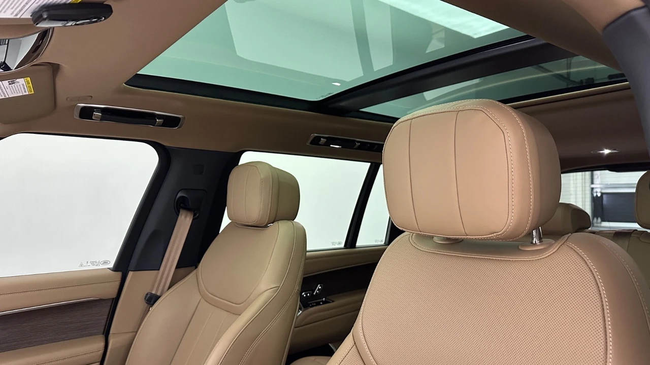2025 Land Rover Range Rover L460 - Image 18 of 31