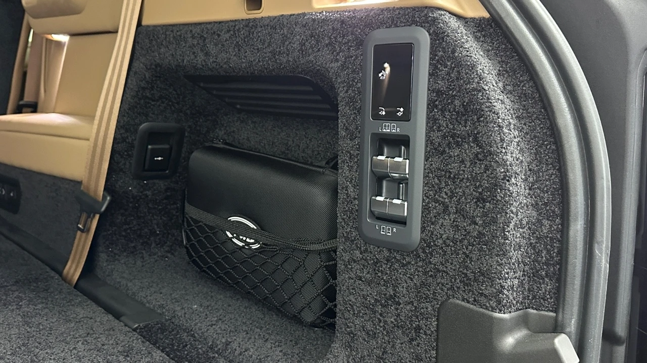 2025 Land Rover Range Rover L460 - Image 28 of 31