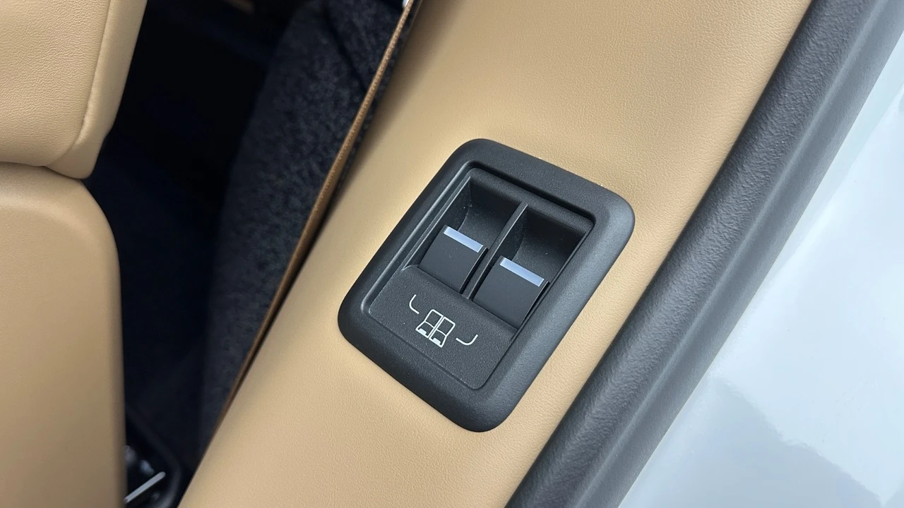 2025 Land Rover Range Rover L460 - Image 24 of 31
