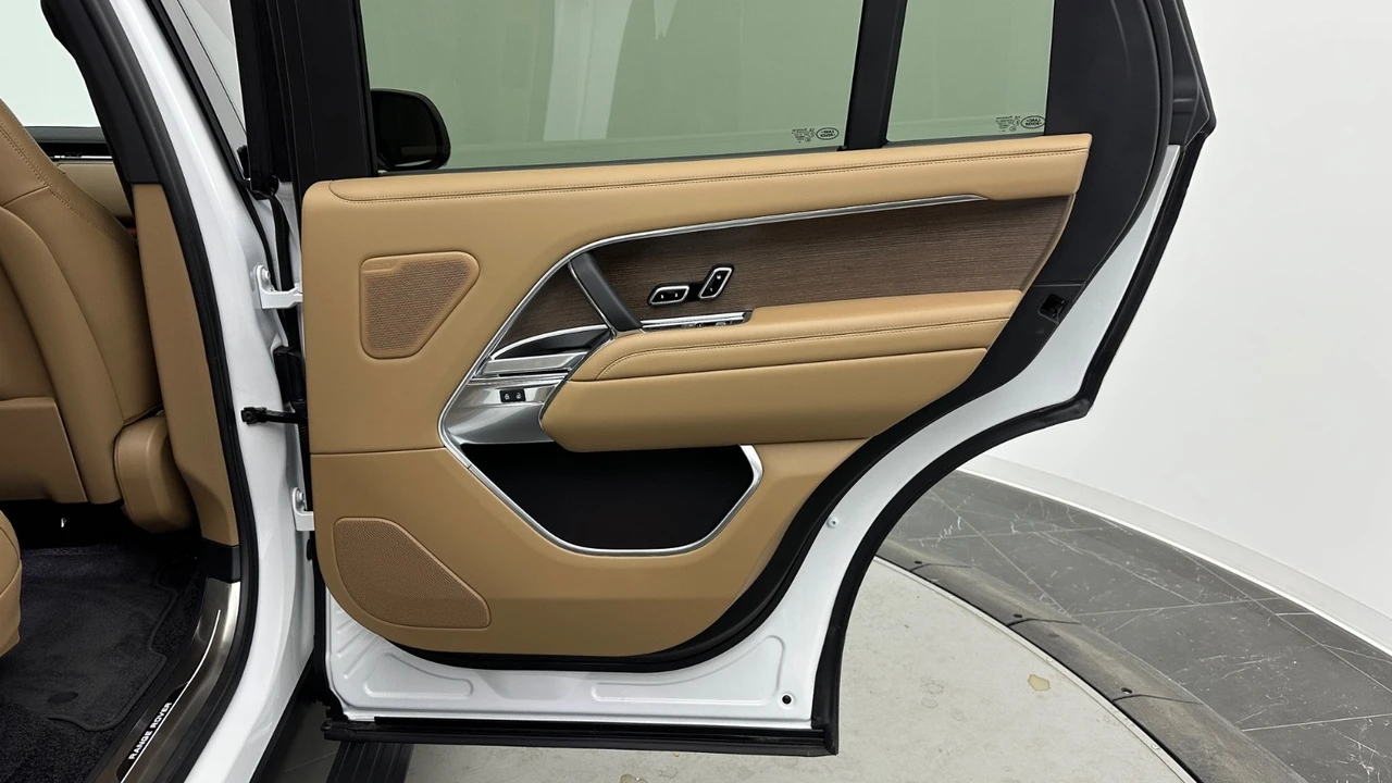 2025 Land Rover Range Rover L460 - Image 30 of 31