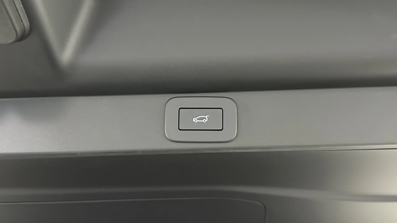 2025 Land Rover Range Rover L460 - Image 29 of 31