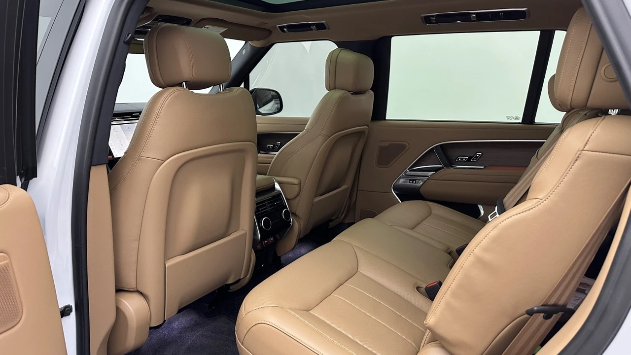 2025 Land Rover Range Rover L460 - Image 22 of 31