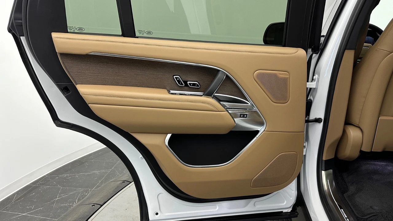2025 Land Rover Range Rover L460 - Image 20 of 31