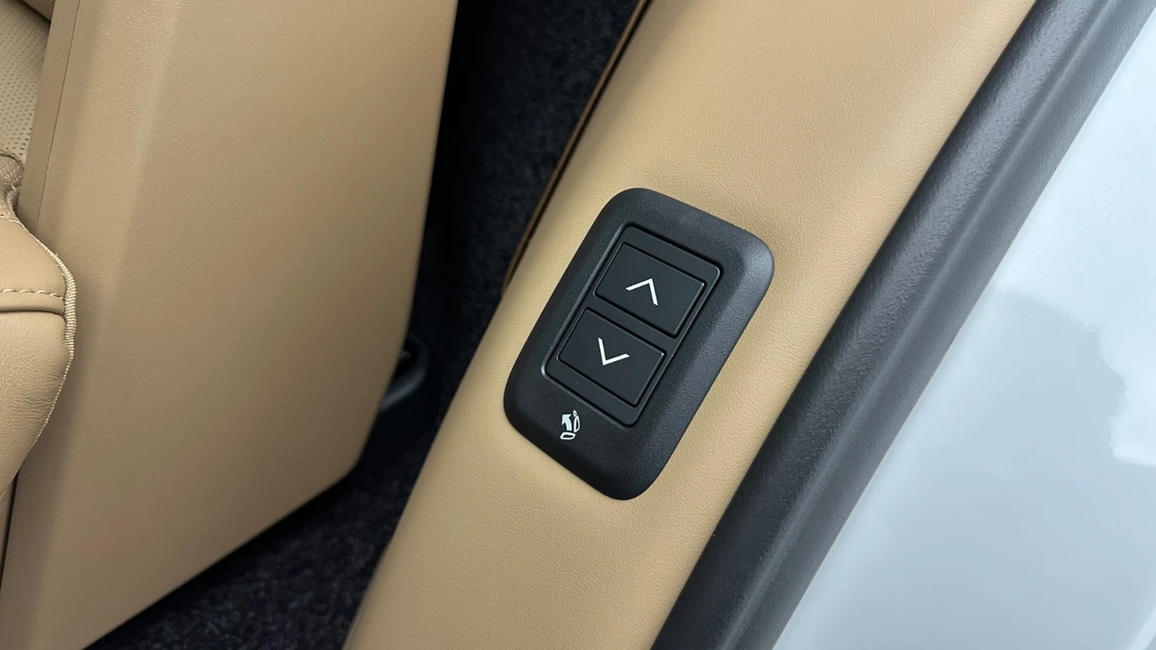 2025 Land Rover Range Rover L460 - Image 23 of 31