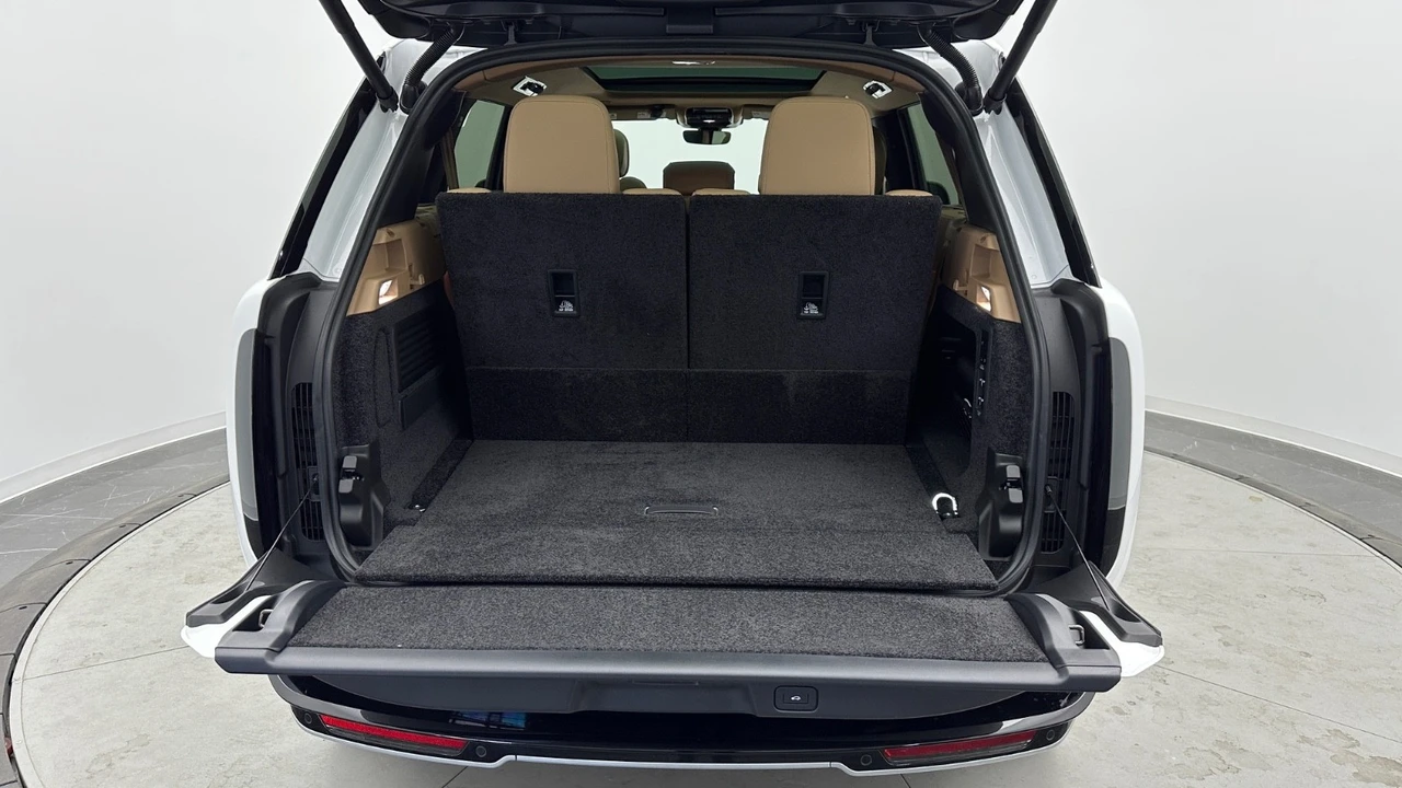 2025 Land Rover Range Rover L460 - Image 26 of 31