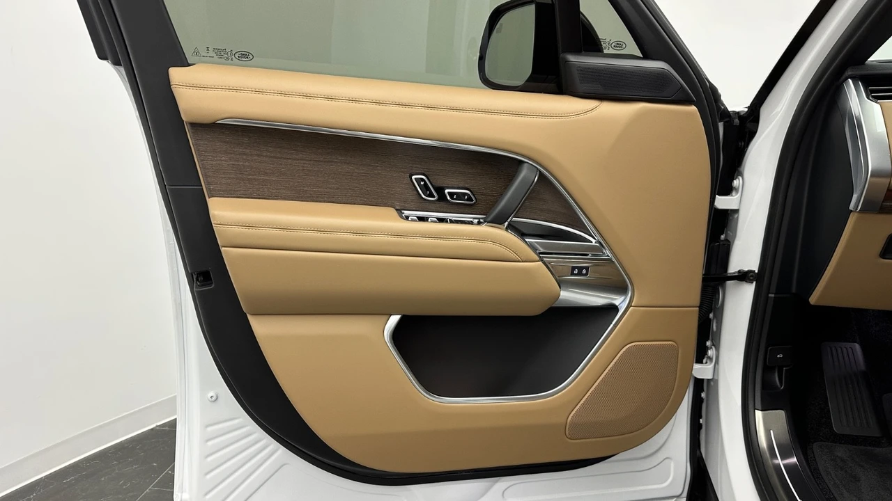 2025 Land Rover Range Rover L460 - Image 15 of 31