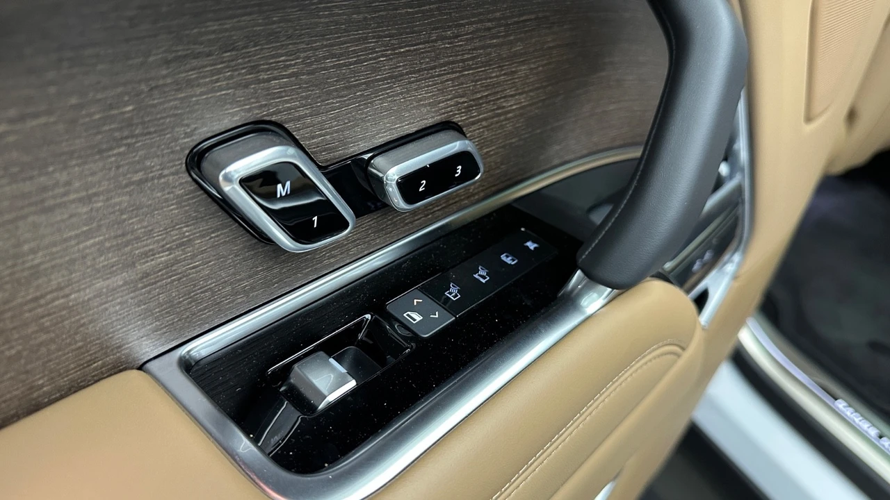 2025 Land Rover Range Rover L460 - Image 21 of 31