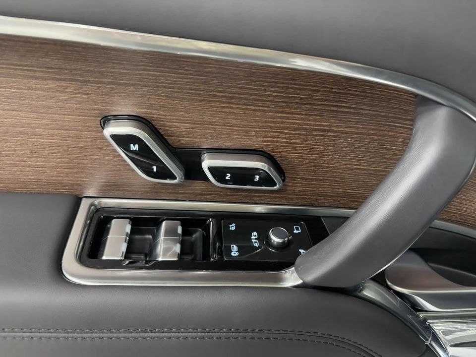 2025 Land Rover Range Rover L460 - Image 6 of 12