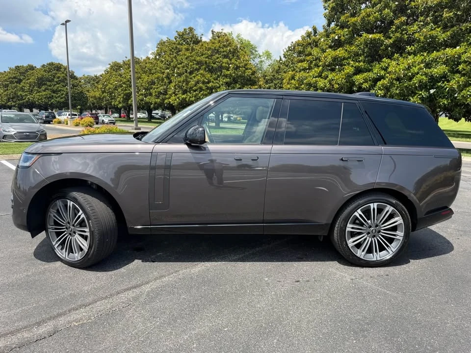 2025 Land Rover Range Rover L460 - Image 2 of 18