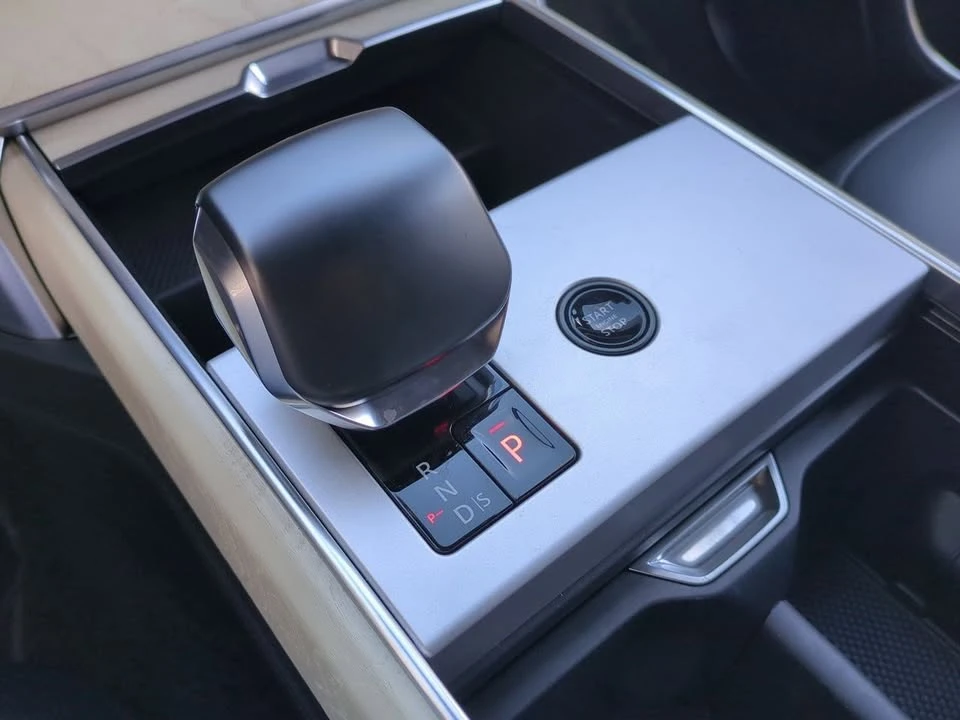 2025 Land Rover Range Rover L460 - Image 18 of 20