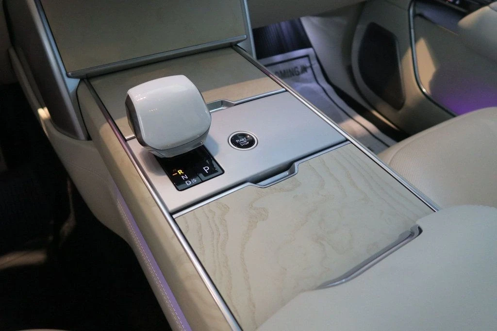 2025 Land Rover Range Rover L460 - Image 19 of 21