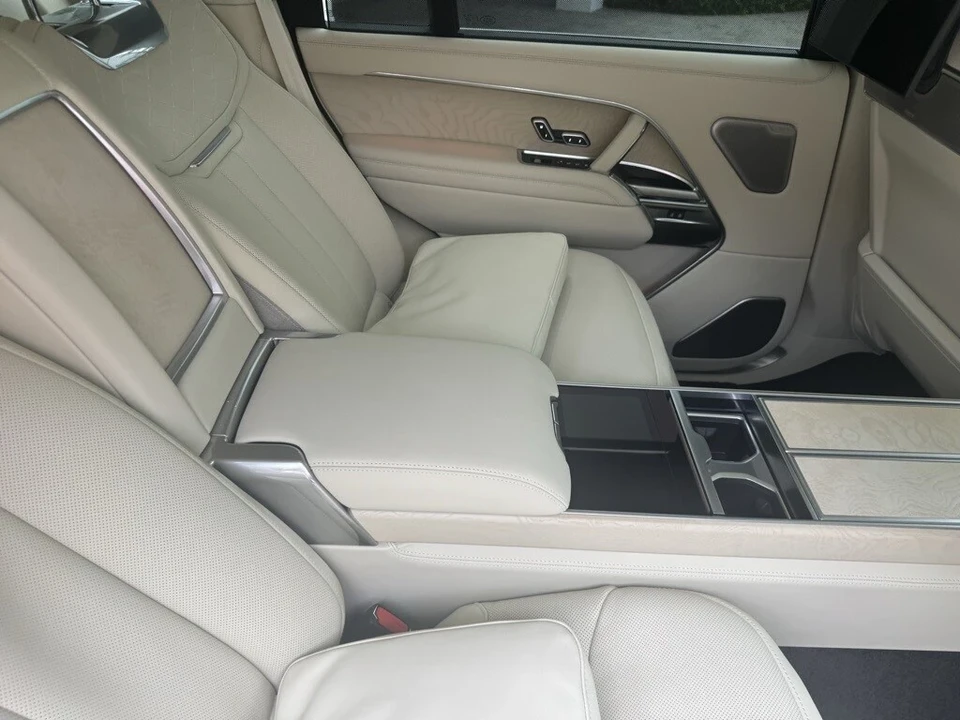 2025 Land Rover Range Rover L460 - Image 18 of 21