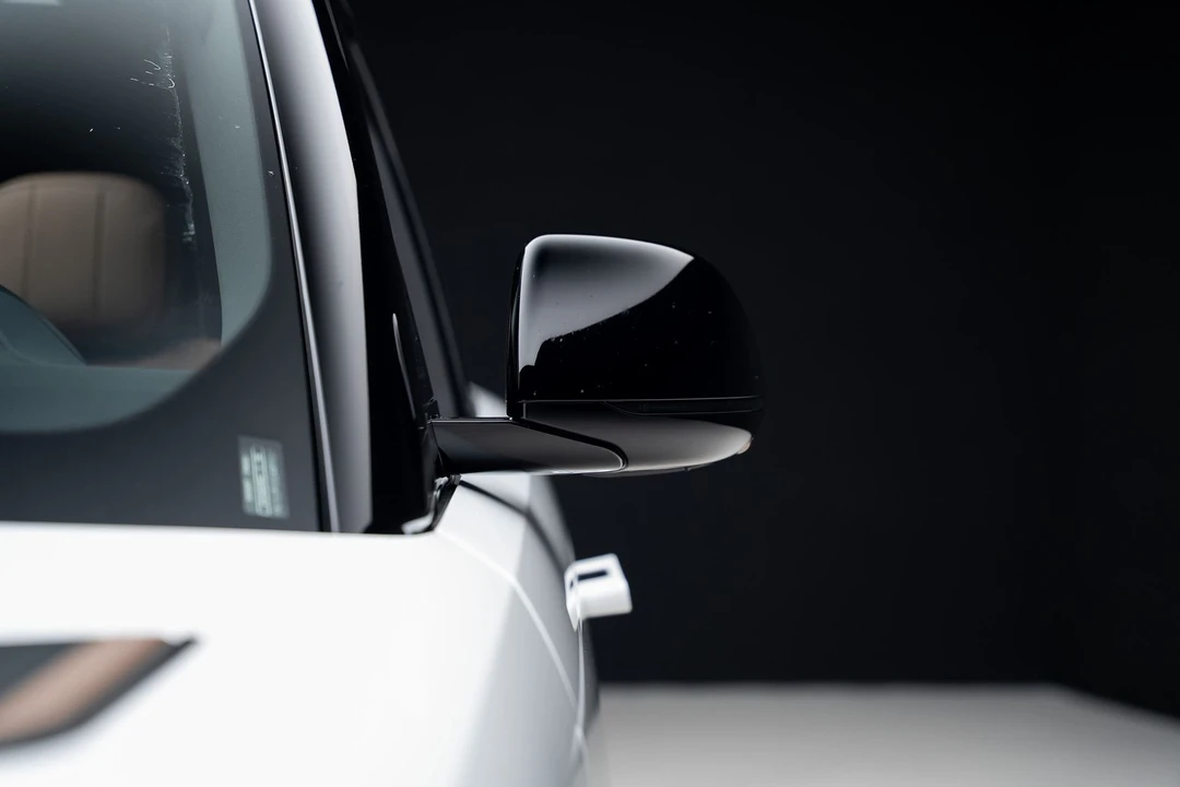 2025 Land Rover - Image 15 of 31
