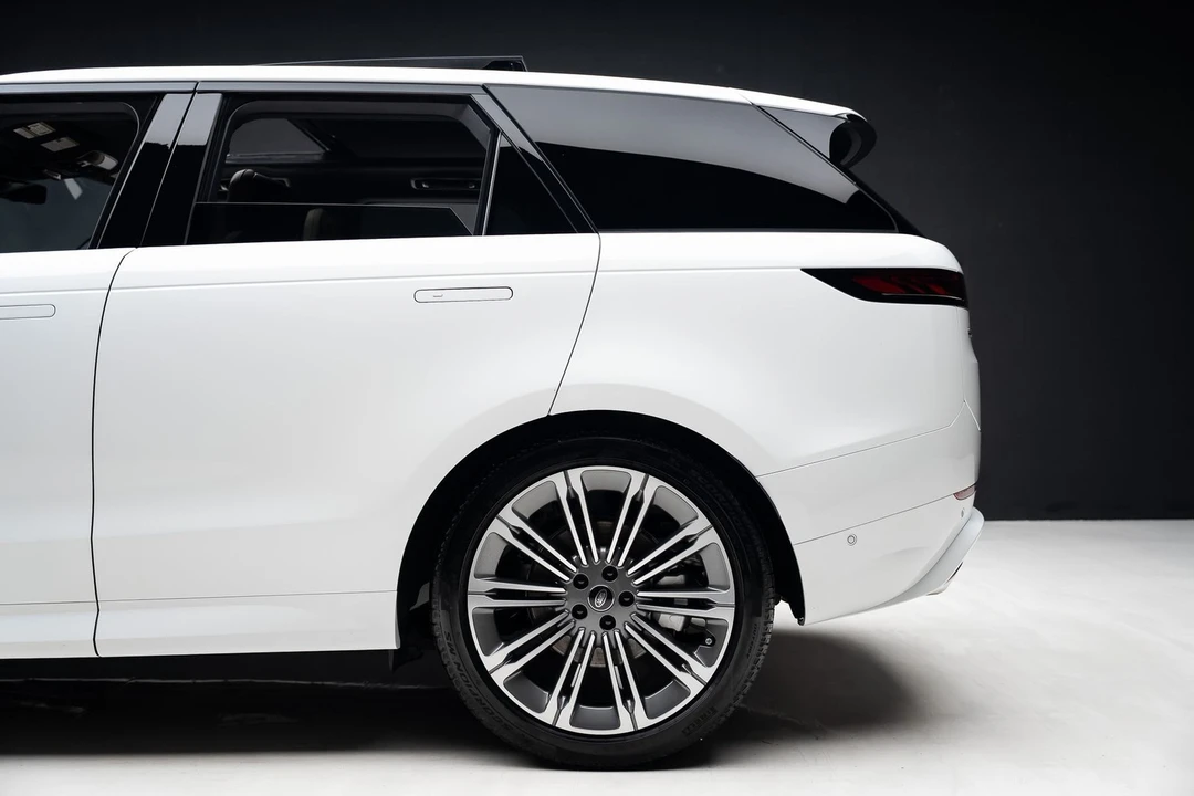 2025 Land Rover - Image 20 of 31