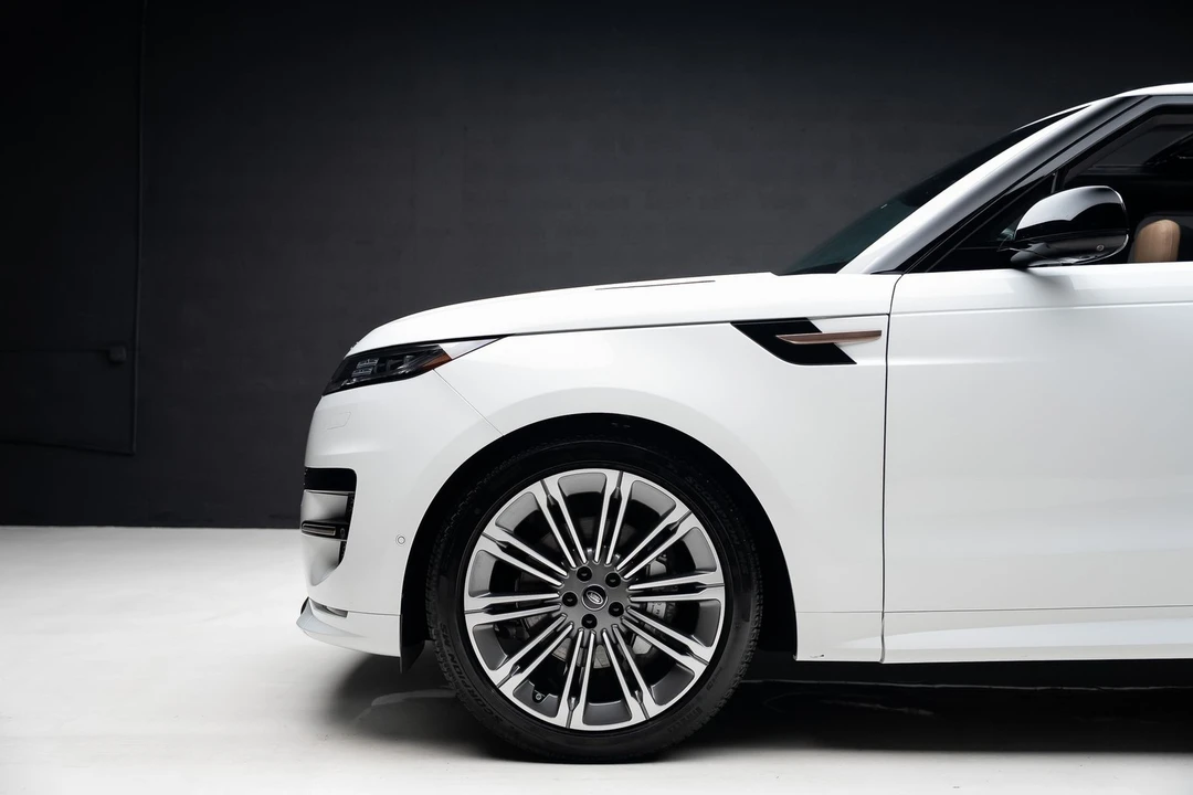 2025 Land Rover - Image 18 of 31