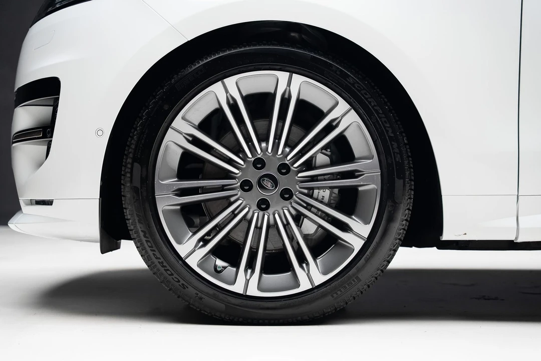 2025 Land Rover - Image 19 of 31