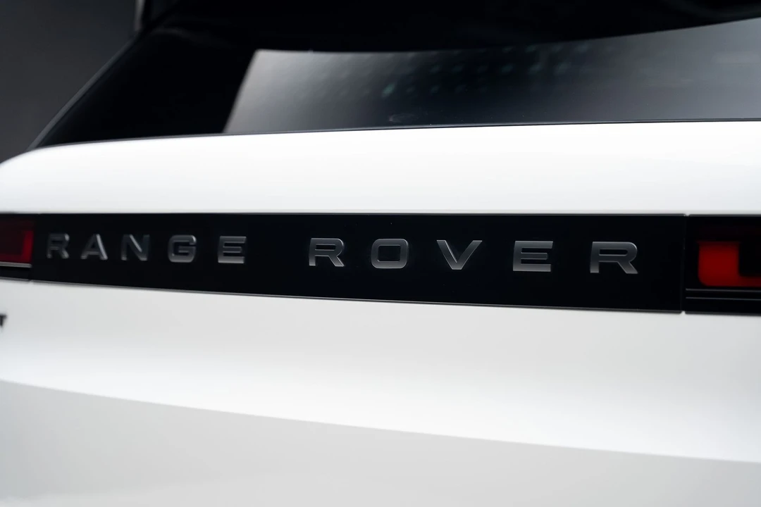 2025 Land Rover - Image 29 of 31