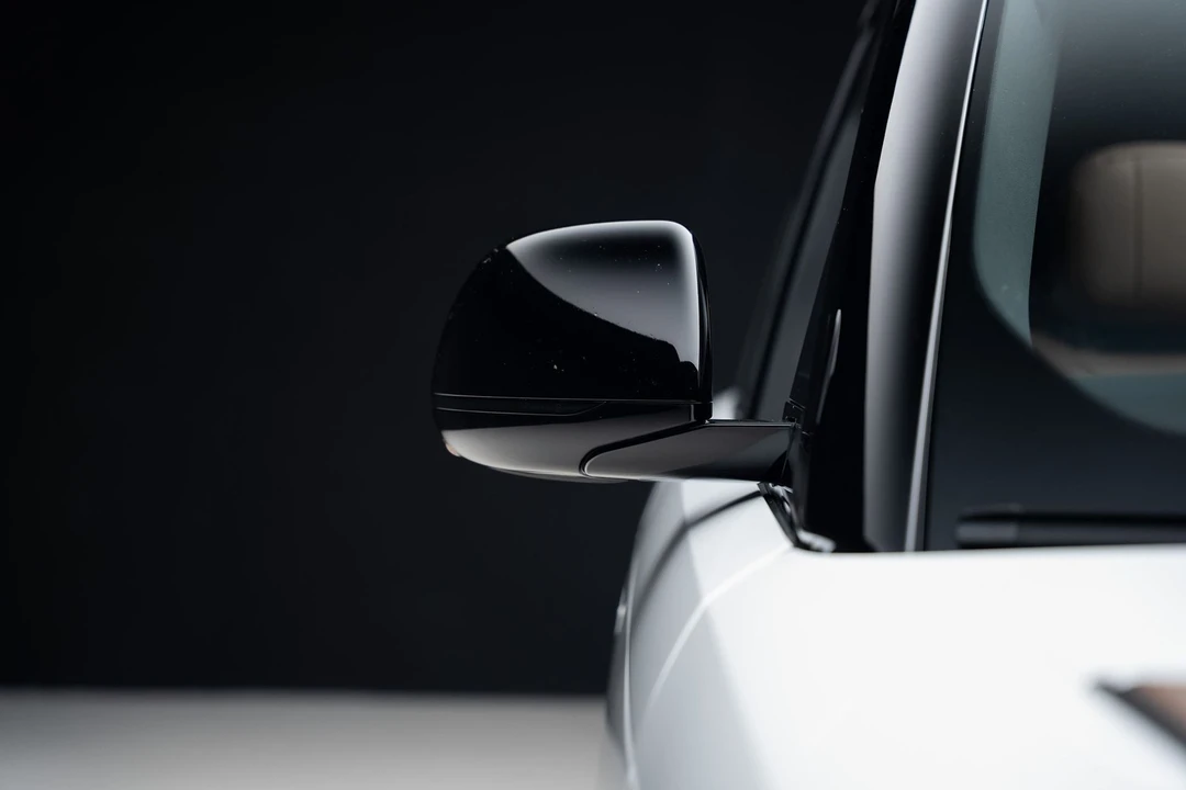 2025 Land Rover - Image 14 of 31