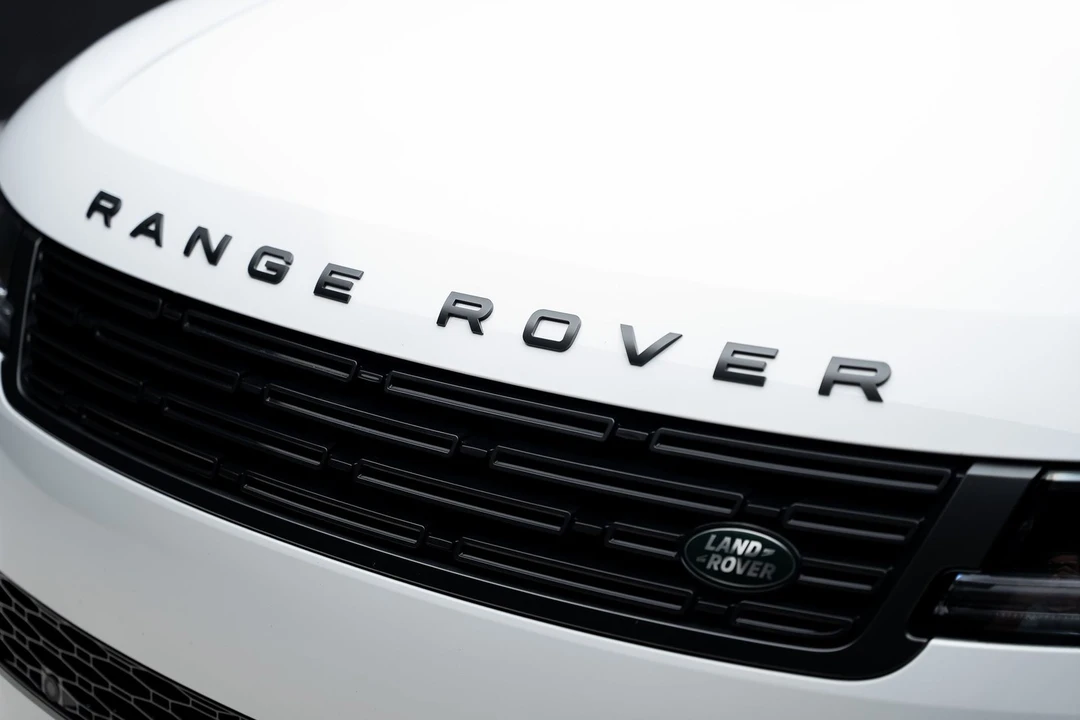 2025 Land Rover - Image 13 of 31