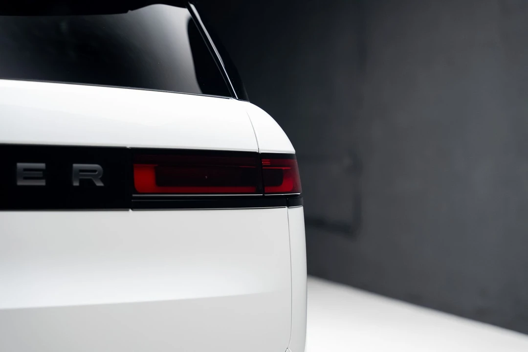 2025 Land Rover - Image 28 of 31