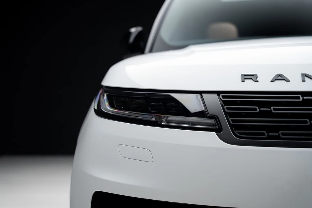 2025 Land Rover - Image 9 of 31