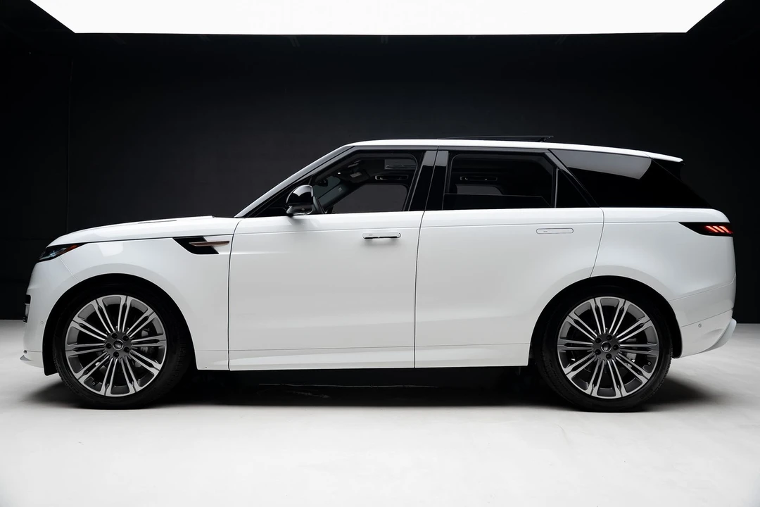 2025 Land Rover - Image 17 of 31