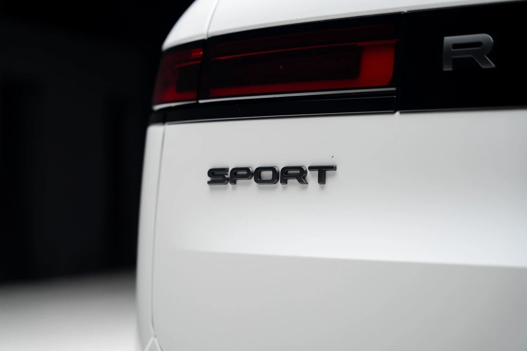 2025 Land Rover - Image 30 of 31