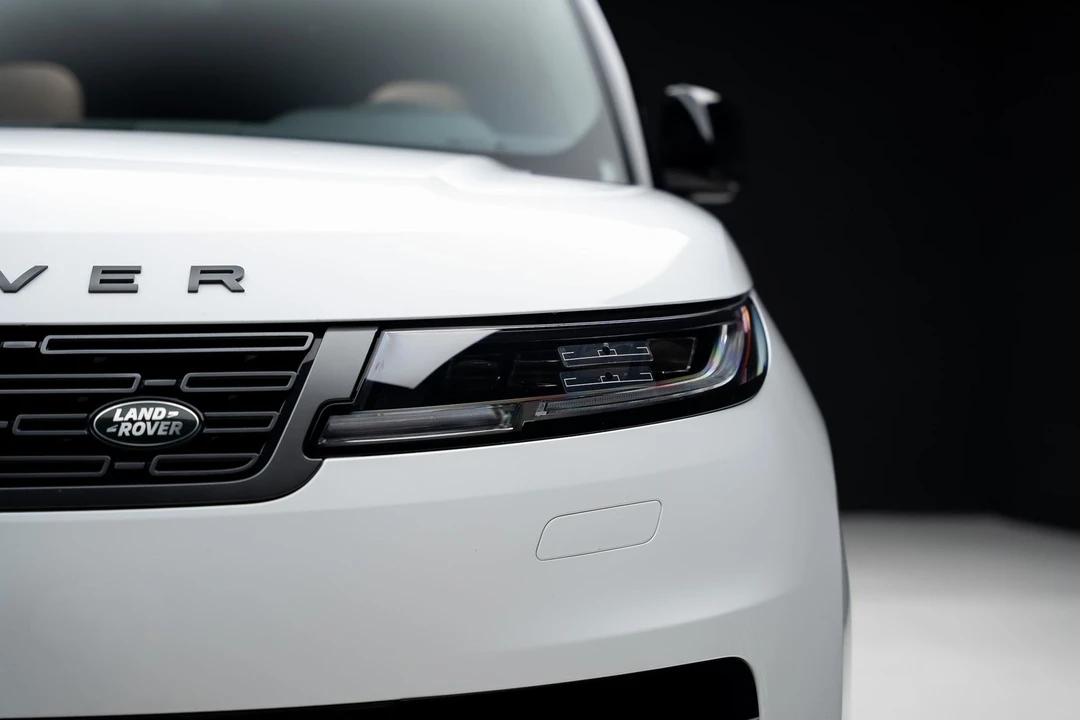 2025 Land Rover - Image 10 of 31