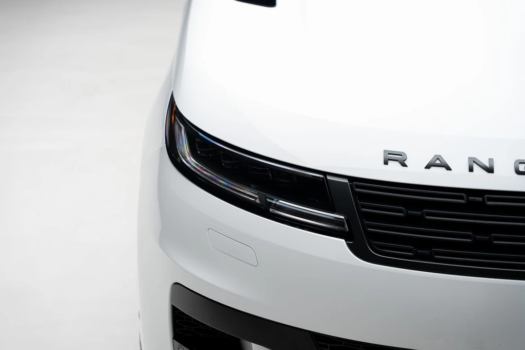 2025 Land Rover - Image 12 of 31