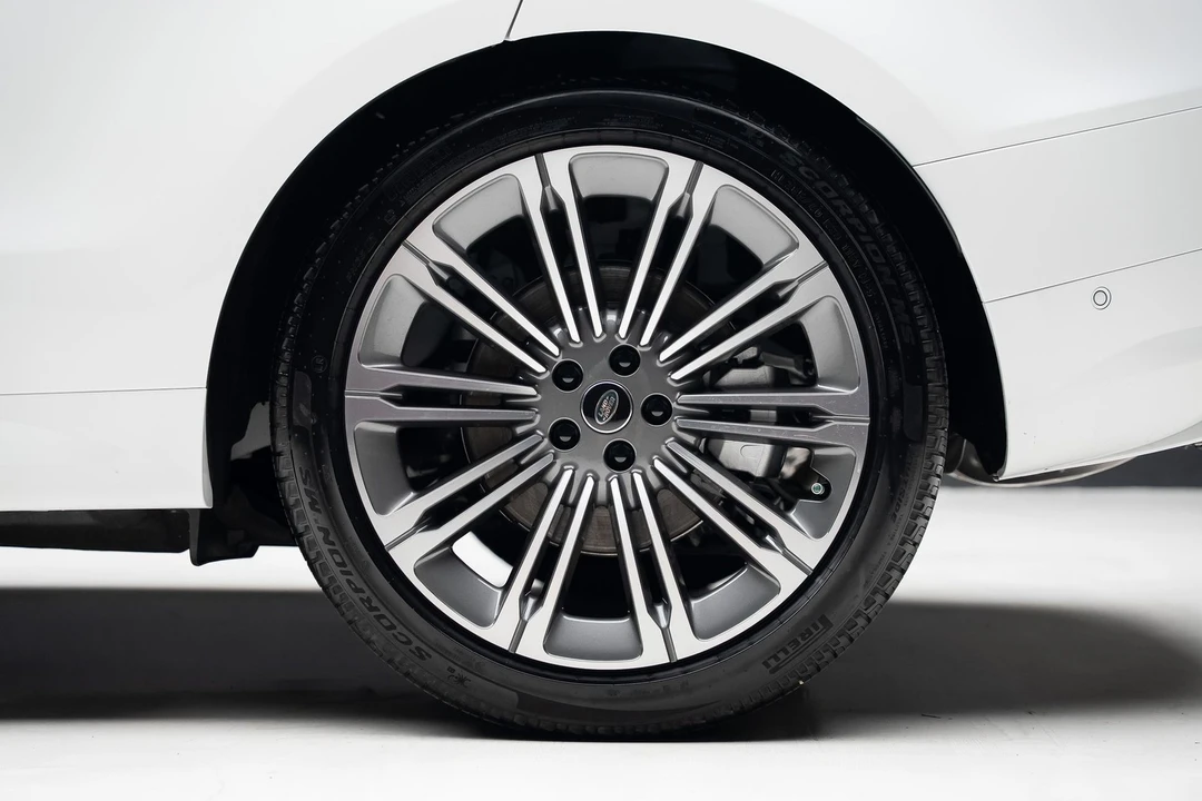 2025 Land Rover - Image 21 of 31